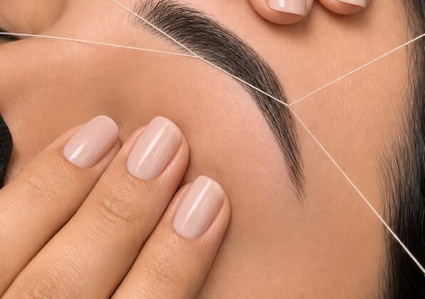 Diseño y depilación de cejas con hilo